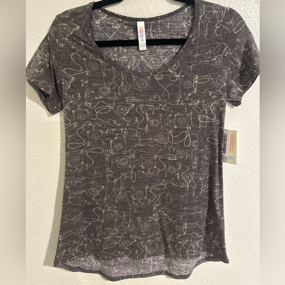 LuLaRoe NWT Women’s Small grey/off white TELEPHONE Print! Short Sleeve Classic T